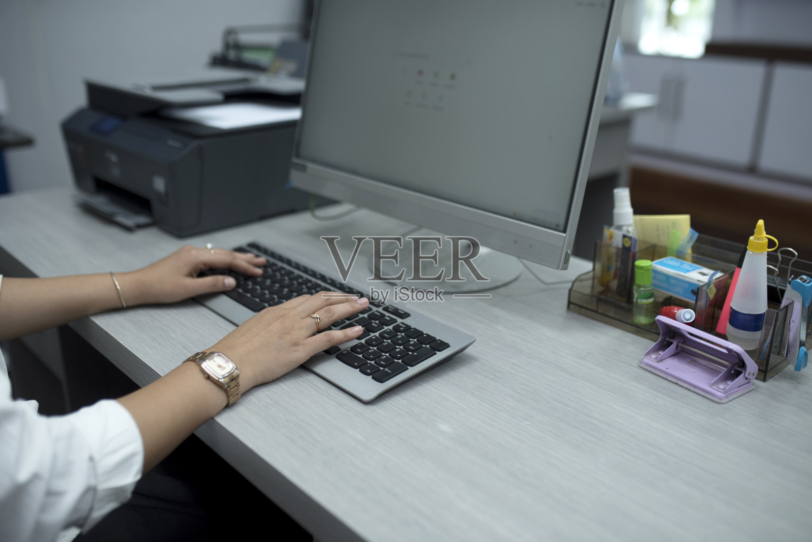 商人用他的电脑工作照片摄影图片