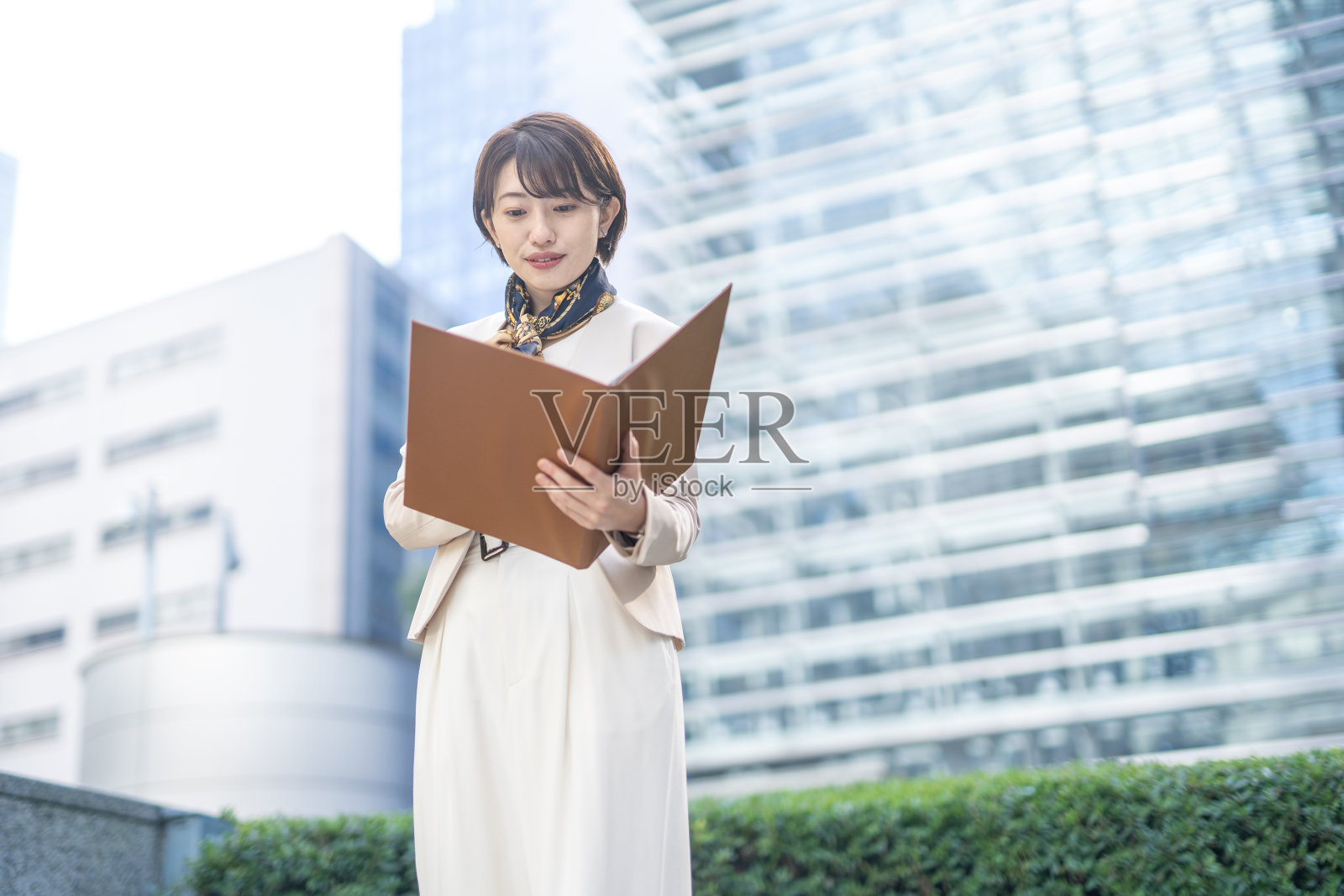 商业女人在城市里微笑照片摄影图片