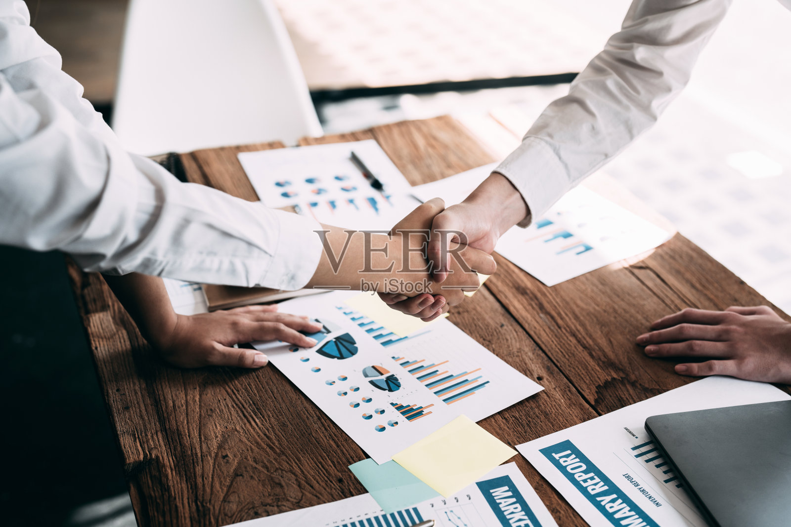 商务人士握手、结束会议、商务礼仪、祝贺、并购理念特写照片摄影图片