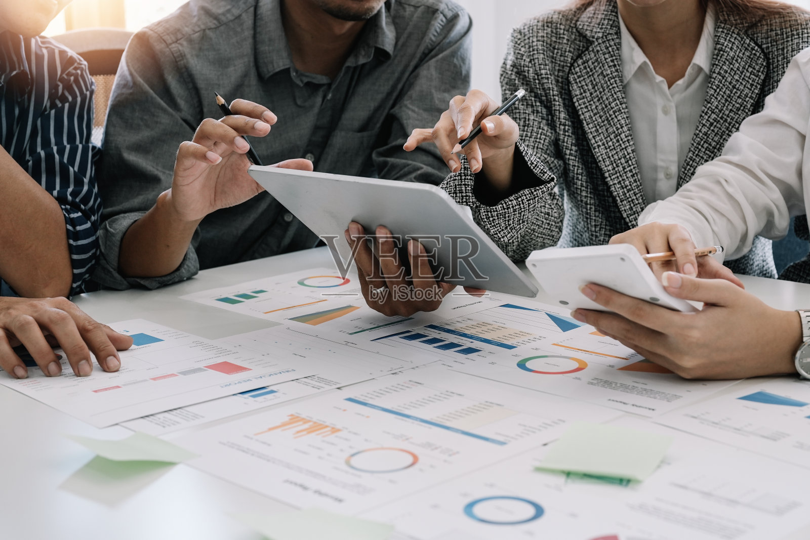 共同取得最好的结果。近距离的年轻商人讨论项目，而在办公室工作照片摄影图片