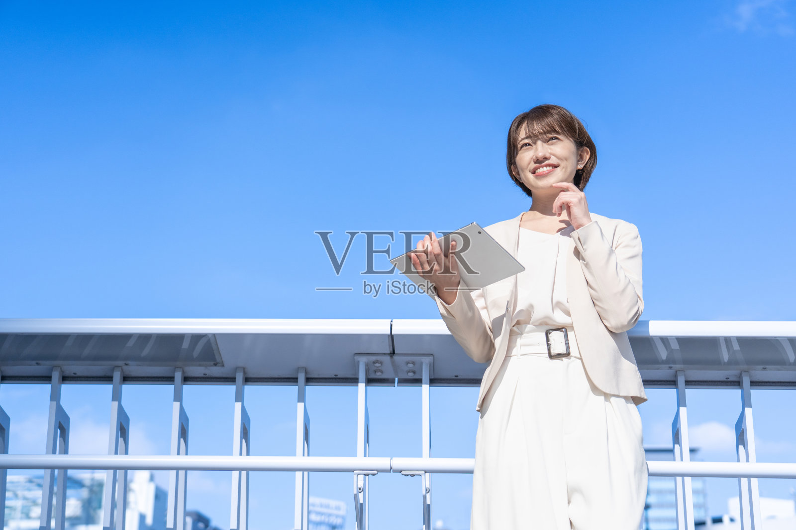 日本女商人站在蓝天下照片摄影图片