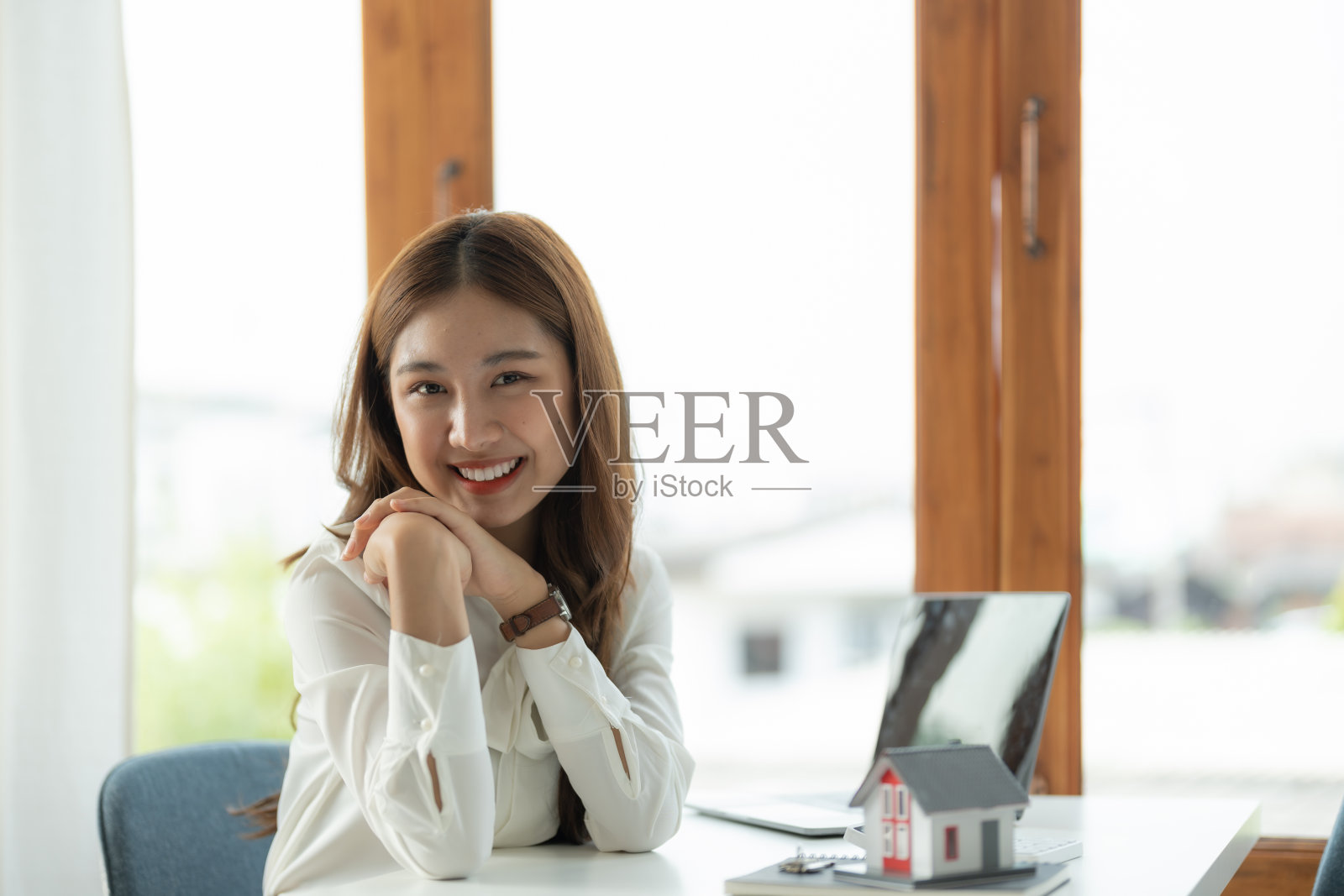 商业，金融和就业，亚洲女性成功企业家的概念。Confident professional female asian real estate broker showing good deal, look at camera and smiling照片摄影图片
