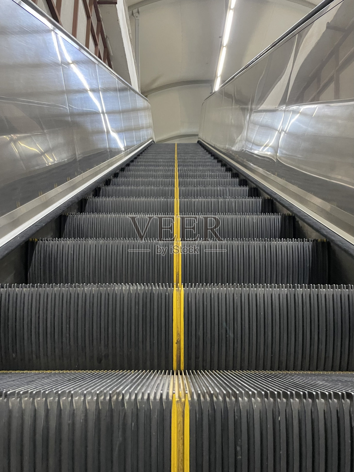 透视自动扶梯台阶照片摄影图片