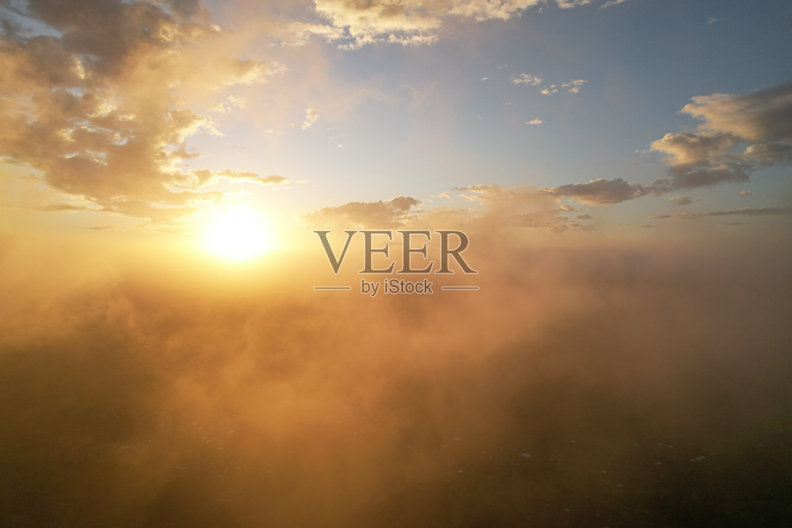 太阳落在云层上照片摄影图片