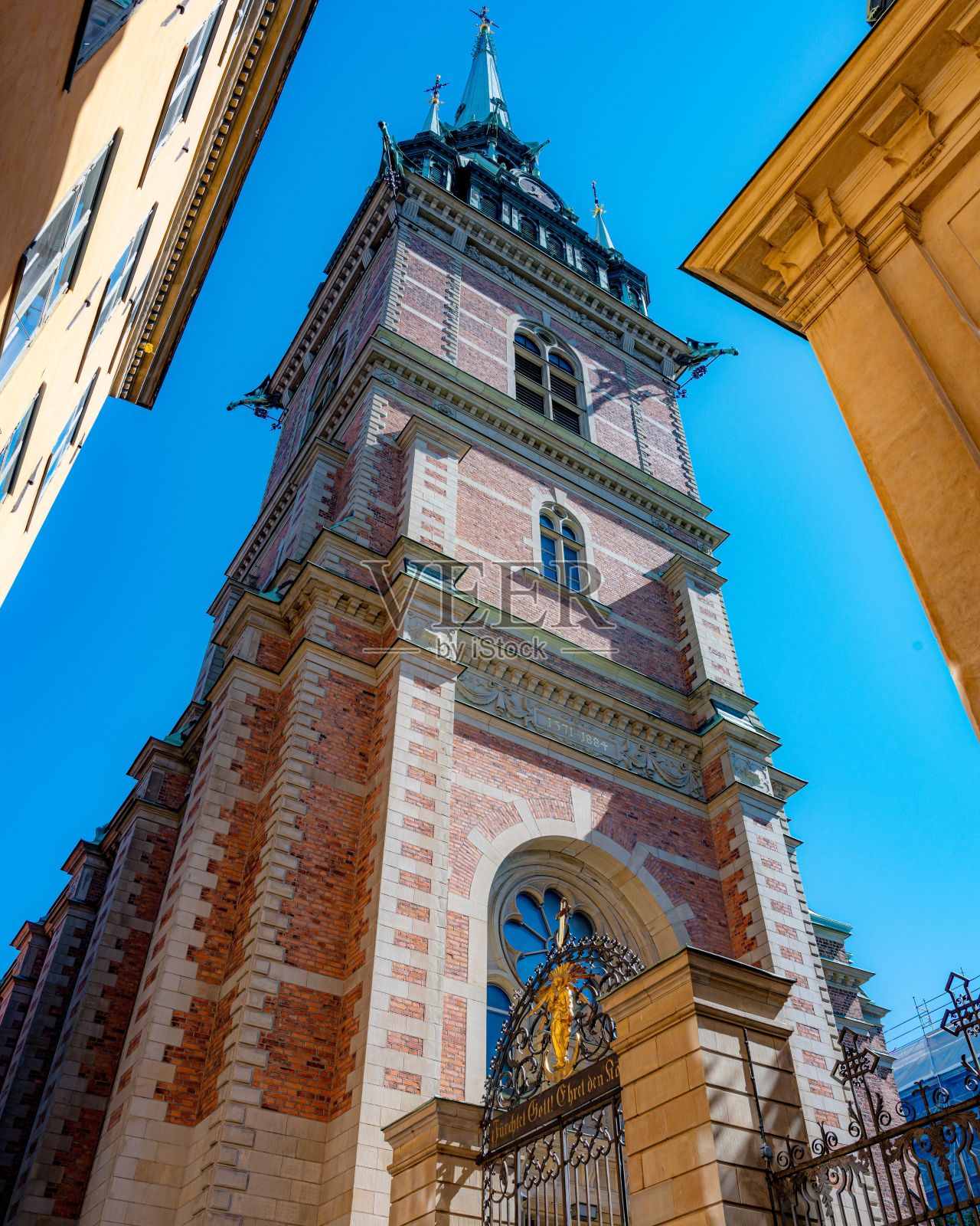 垂直图像的小德国教堂的塔可以追溯到中世纪照片摄影图片