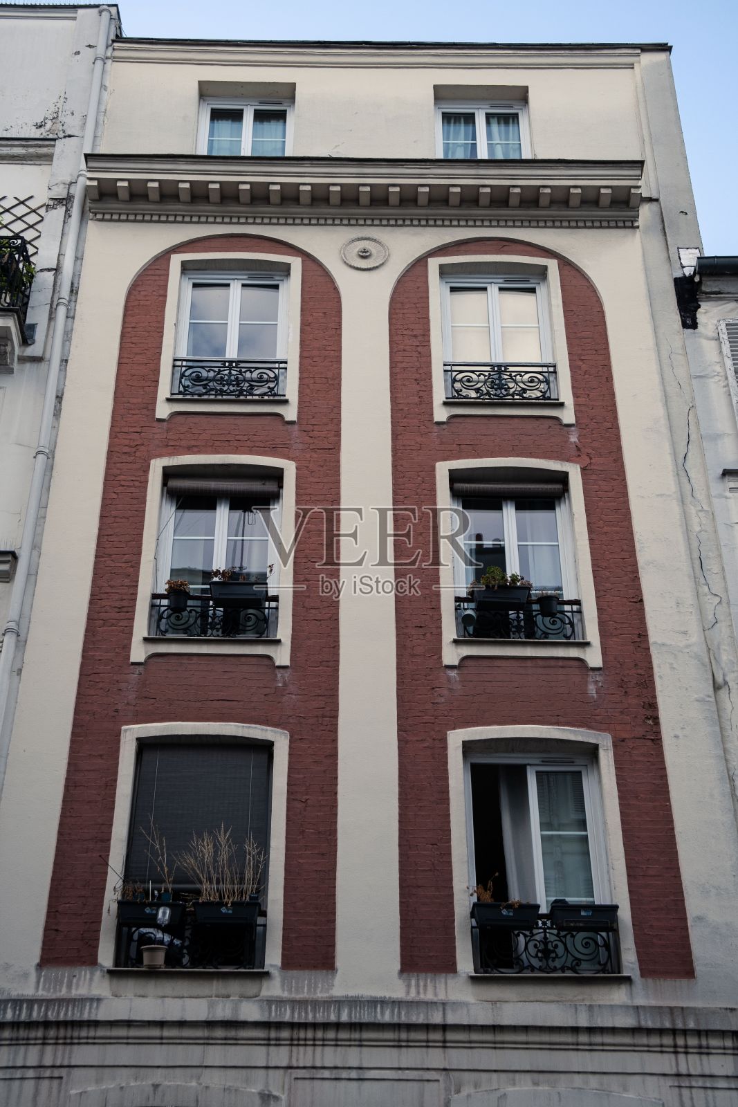 垂直拍摄法国巴黎一座古典粉色公寓楼的正面照片摄影图片