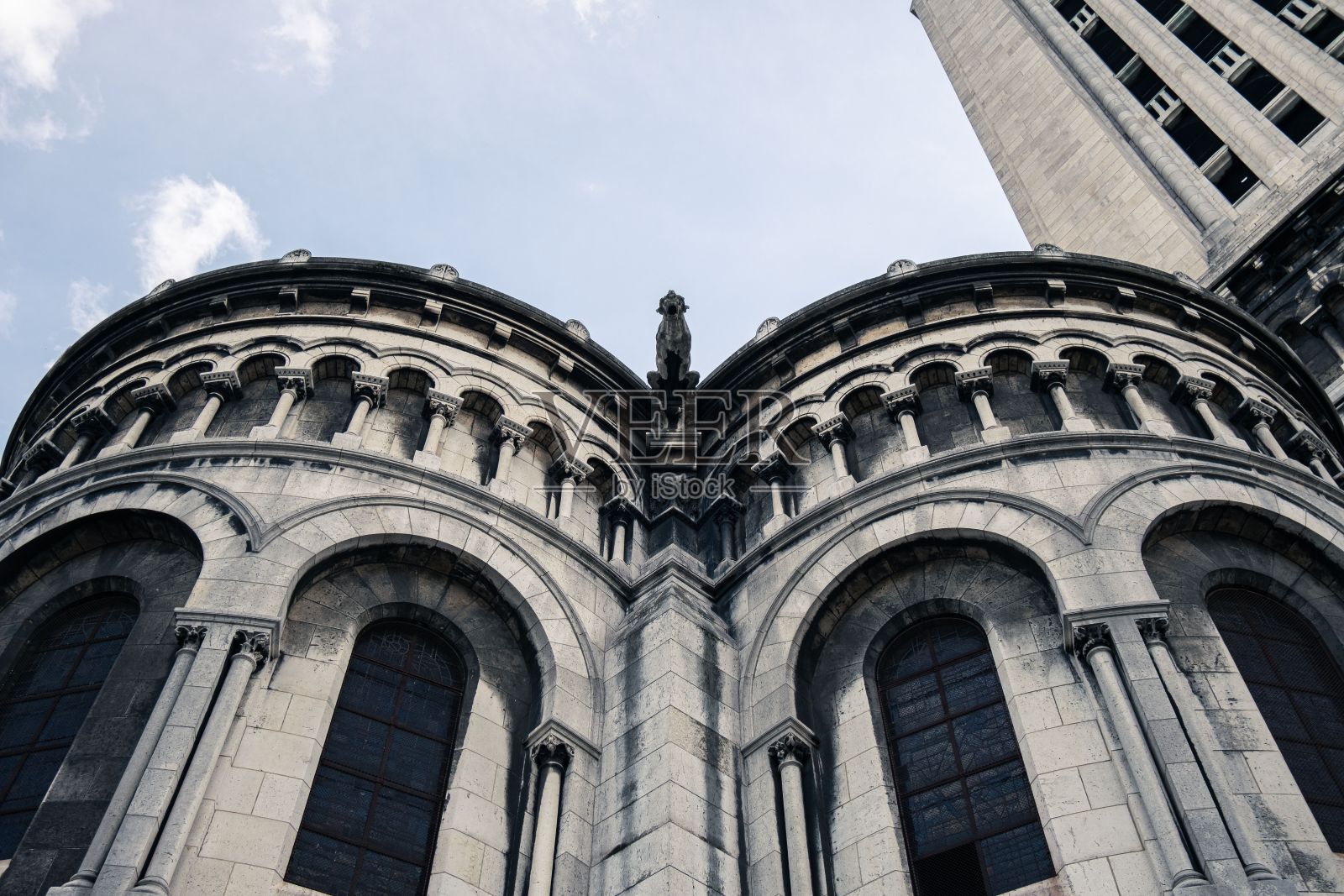 法国巴黎圣心大教堂侧立面的低角度拍摄照片摄影图片