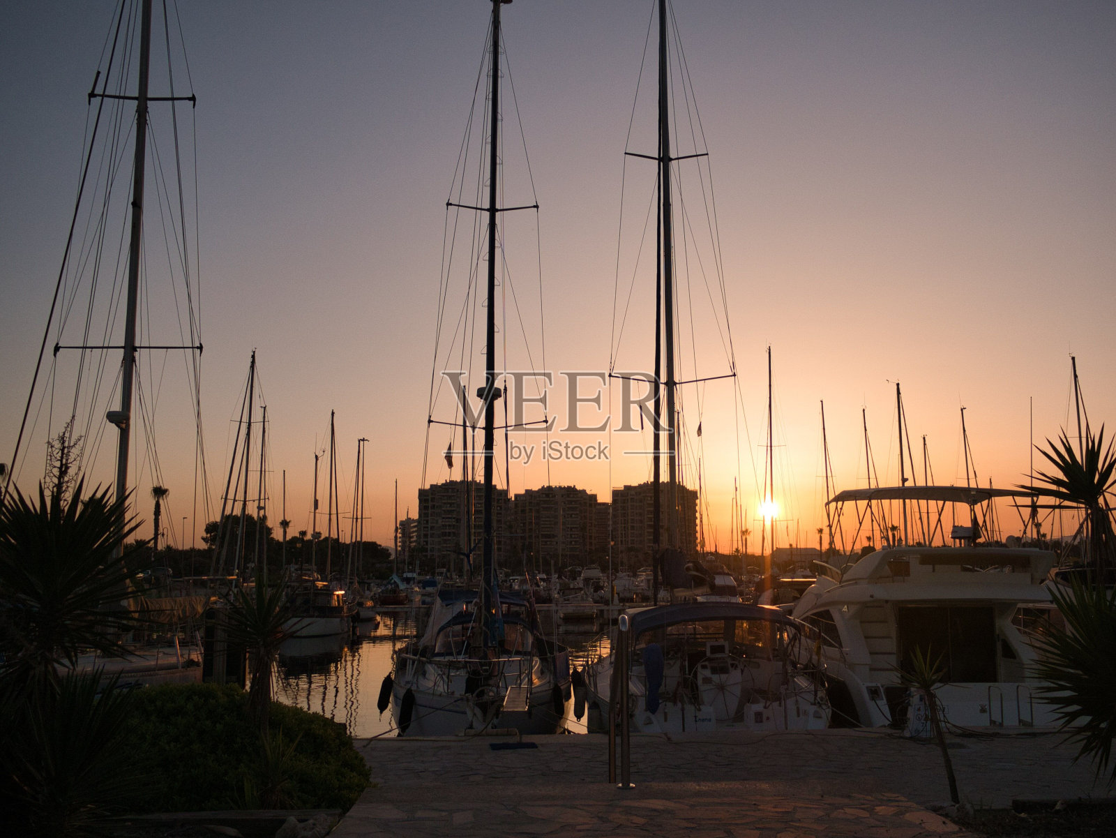 金色夕阳下停泊着船只的海港照片摄影图片