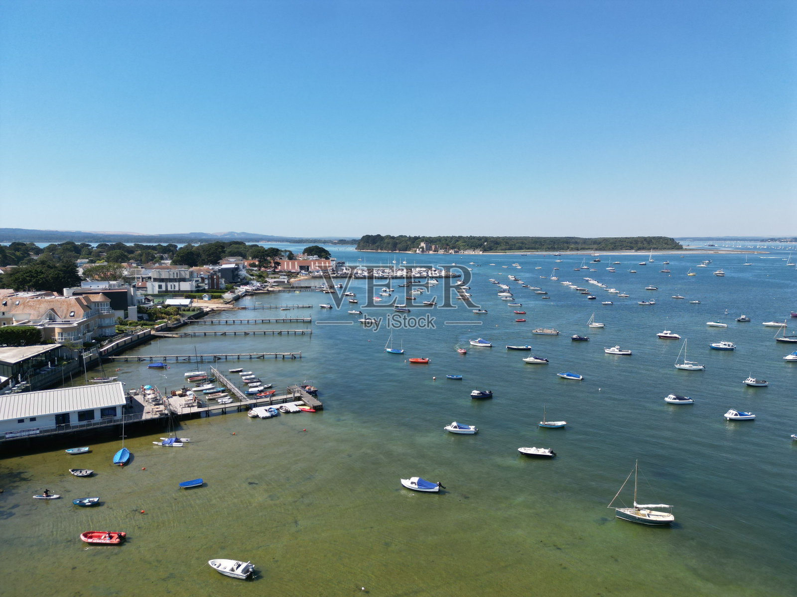 航拍的沙班克斯海滩与帆船的美丽镜头照片摄影图片