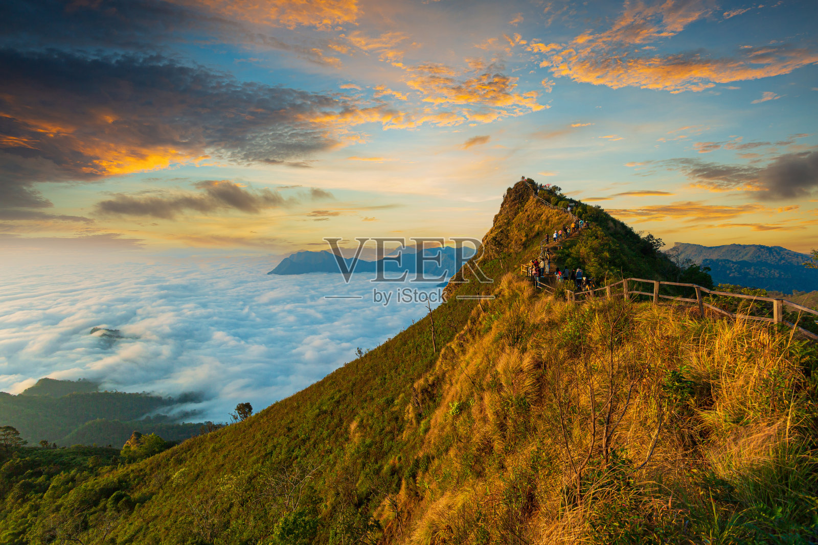 泰国清莱省富芝岛，泰国清莱富芝岛山顶的日出。照片摄影图片