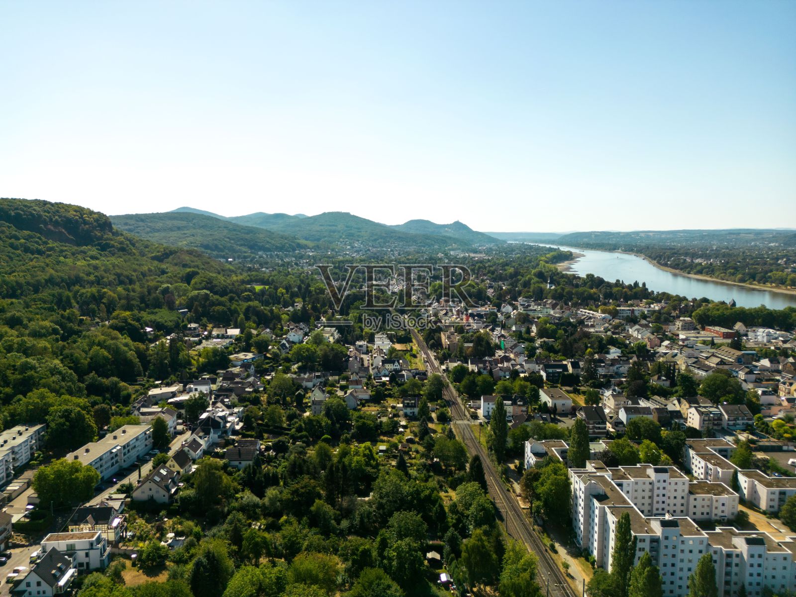一个阳光明媚的日子，俯瞰波恩城照片摄影图片