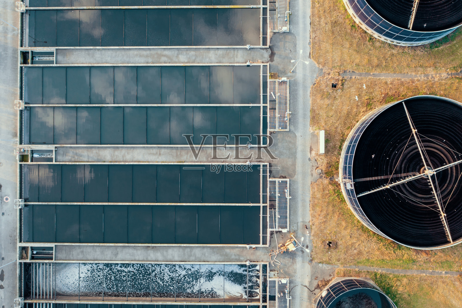 污水，污水收集和污水处理厂，无人机鸟瞰图照片摄影图片