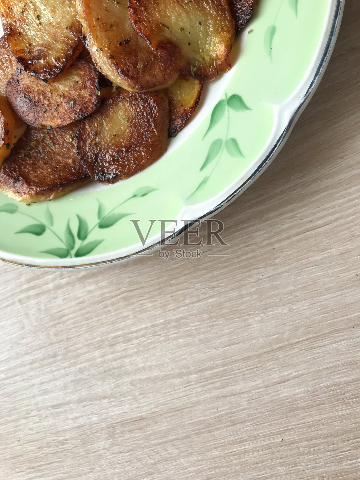 炸好的棕色土豆就可以吃了照片摄影图片