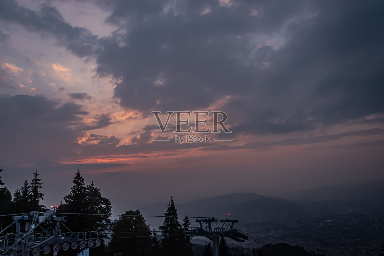 特雷贝维克山的日落天空照片摄影图片