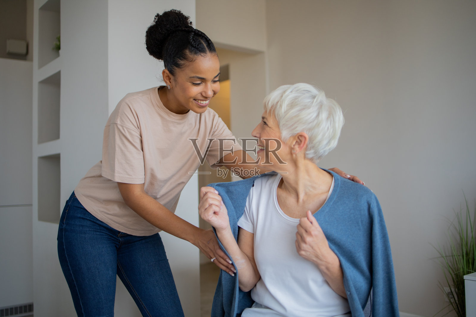 老年妇女与女儿共度美好时光照片摄影图片