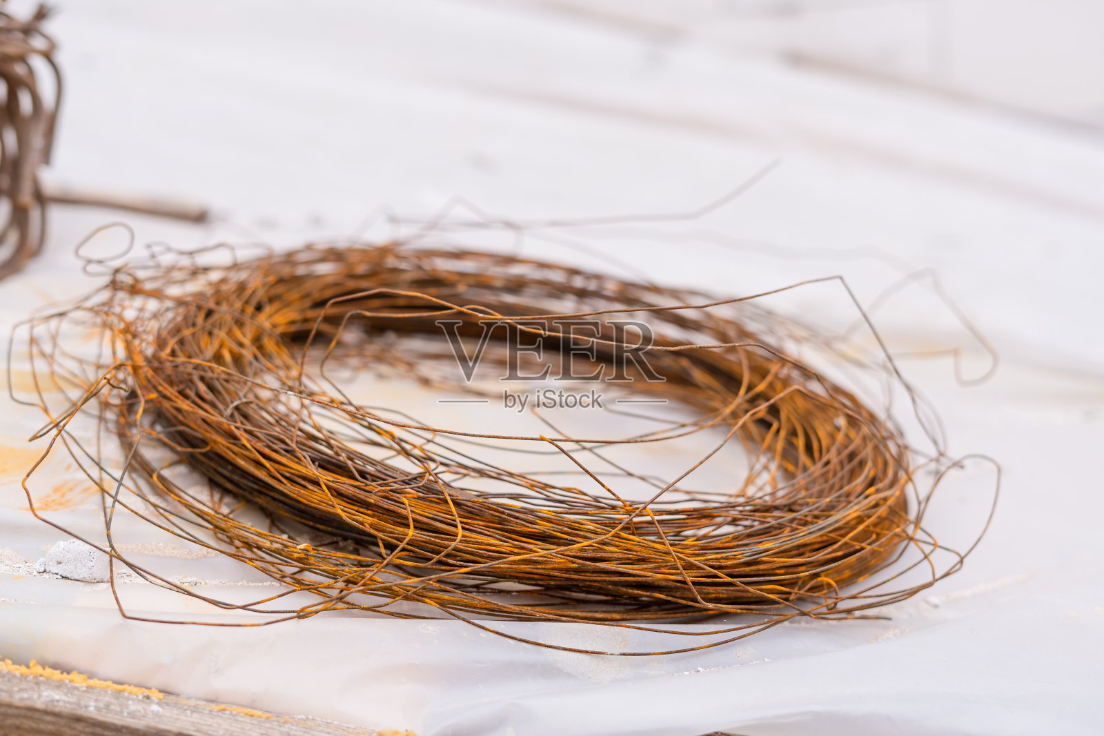 浇筑混凝土前加固空腔时捆扎钢筋的捆扎线照片摄影图片