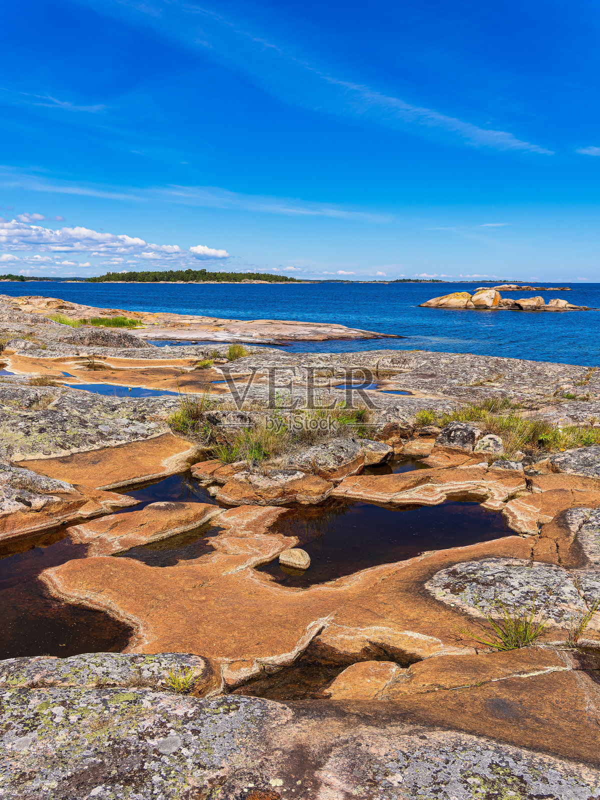 Baltic Sea coast with rocks on the island Sladö in Sweden照片摄影图片