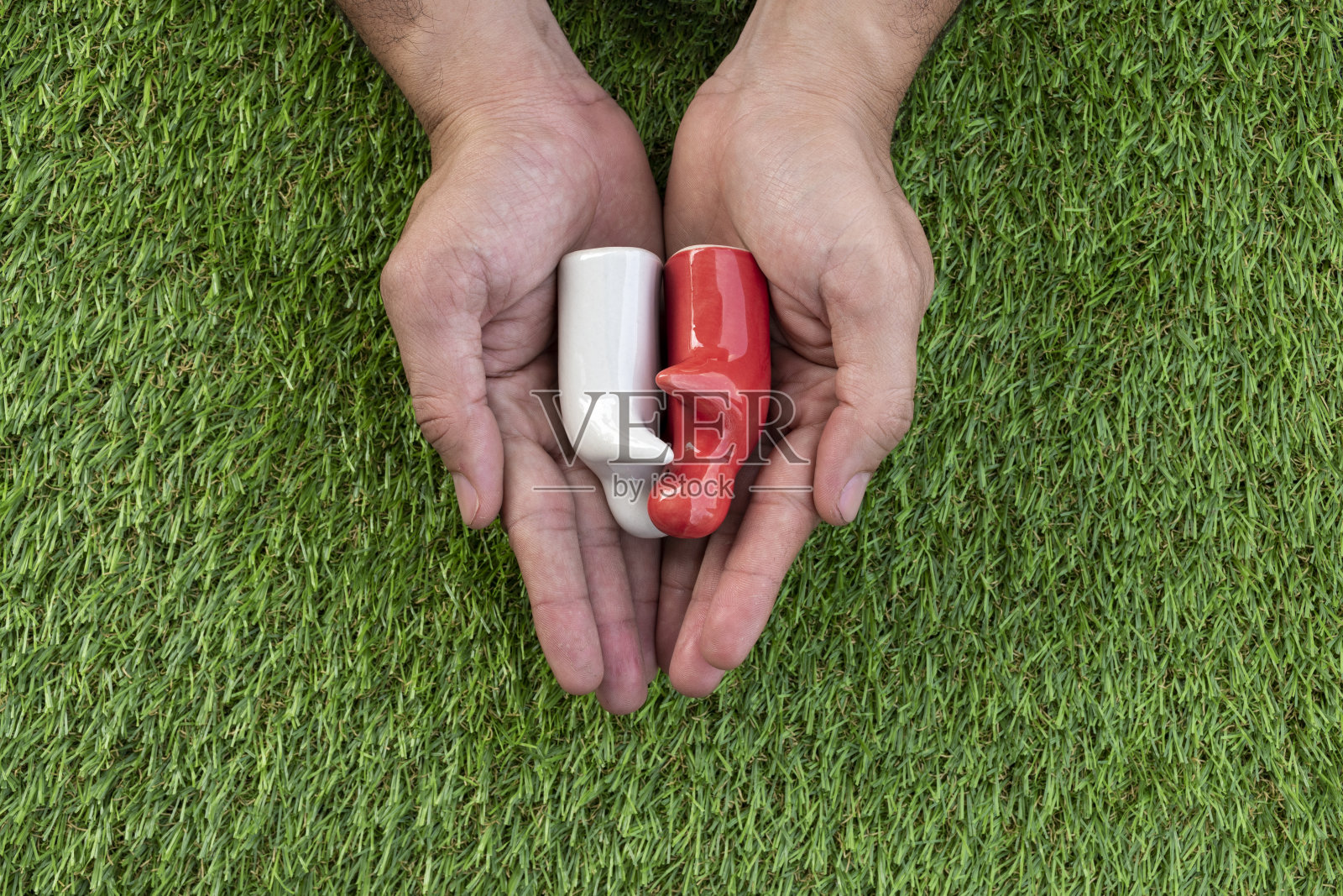 俯视视角：情侣手部拥抱的样机，情人节概念照片摄影图片