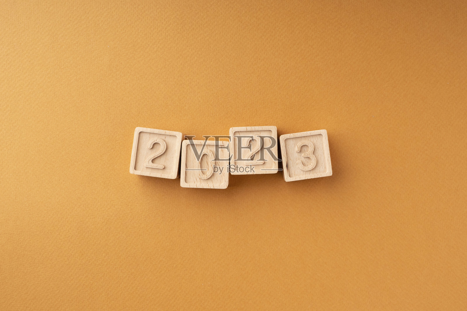 一个扁平的新年构图由数字2023的木块组成。圣诞节的概念。寒假贺卡。布局，平铺照片摄影图片