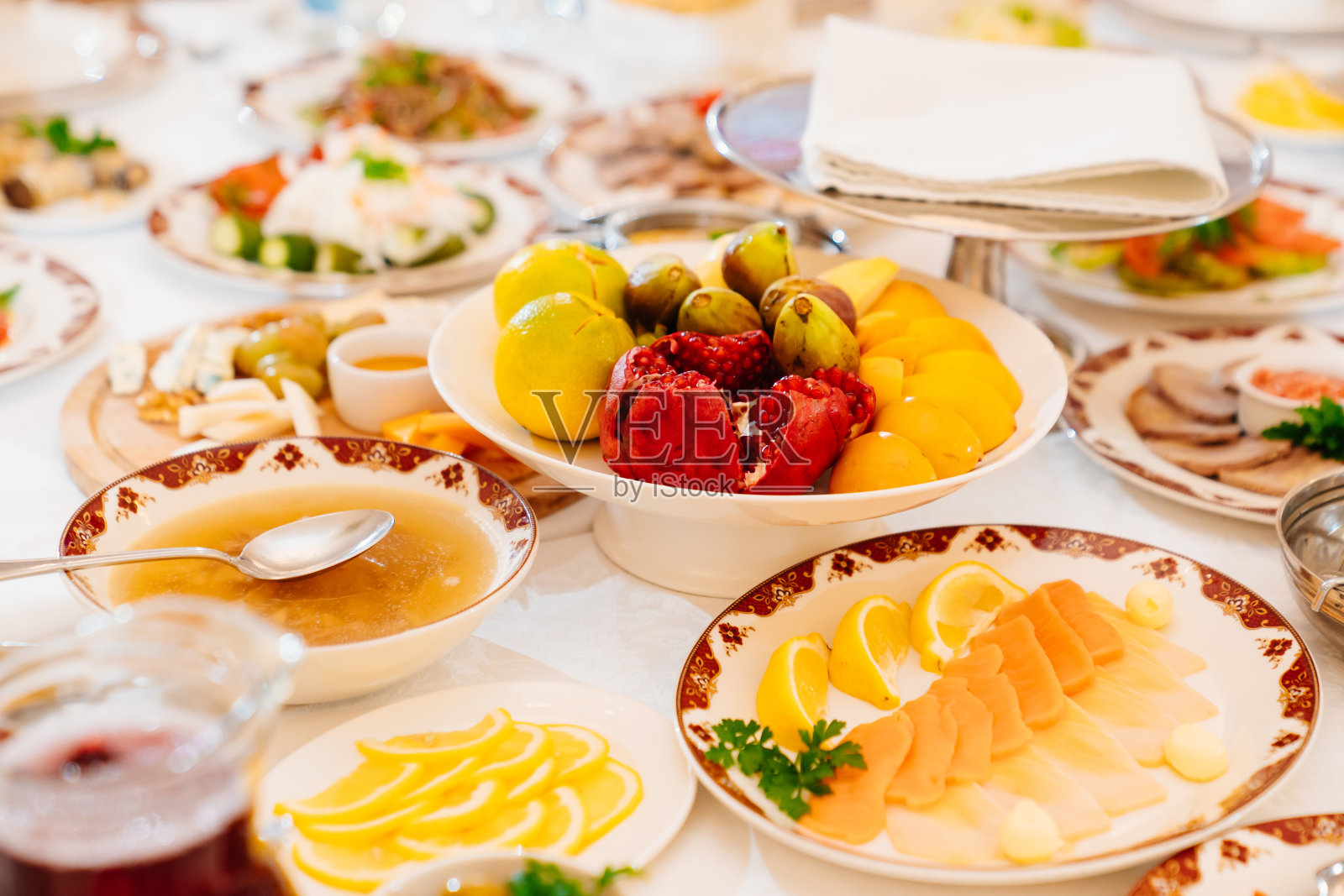 餐桌上有宴会上的点心。传统的俄罗斯菜。照片摄影图片