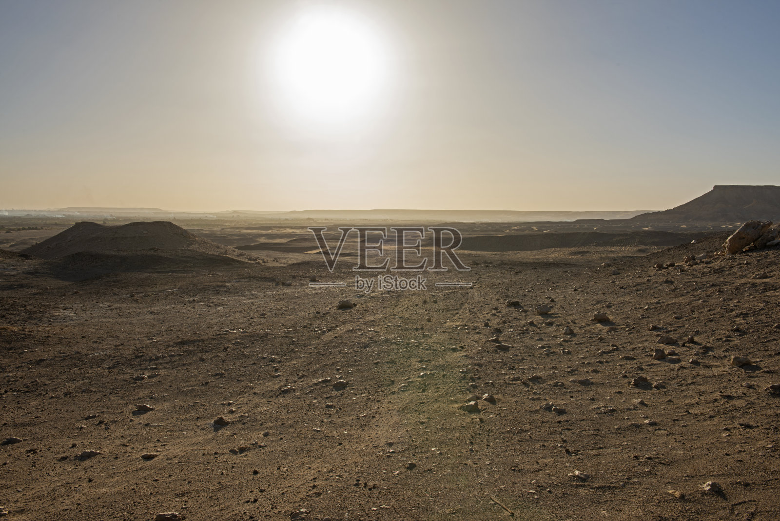 炎热气候下的荒芜岩石沙漠景观照片摄影图片