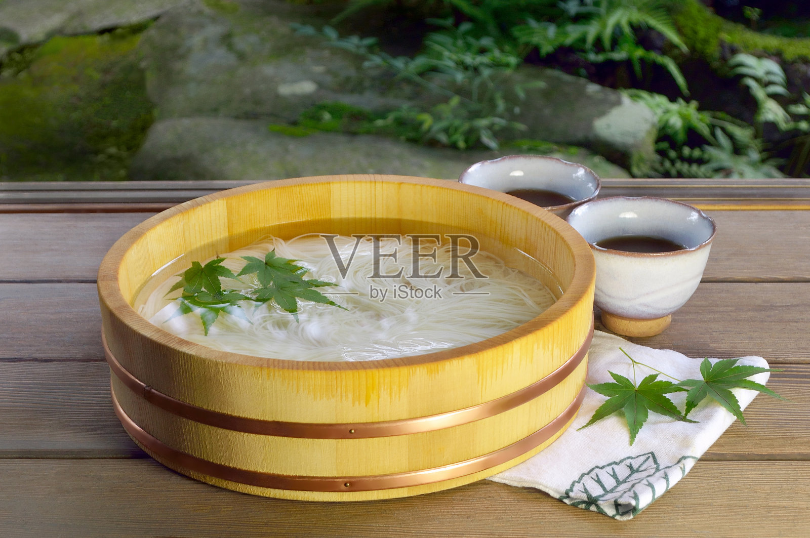 日本传统阳台上的So-men照片摄影图片