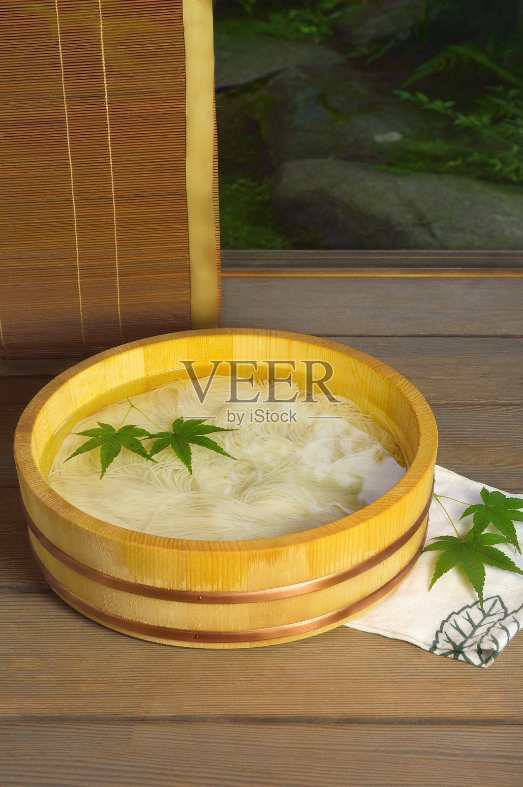 日本传统阳台上的So-men照片摄影图片