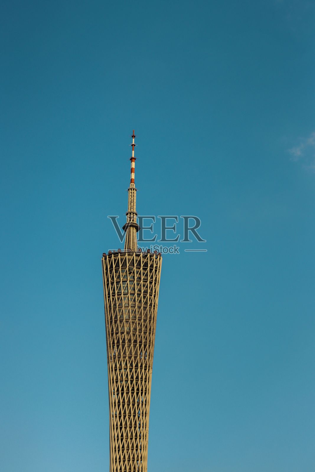 垂直拍摄广州市流花湖公园一座高大的现代塔楼照片摄影图片