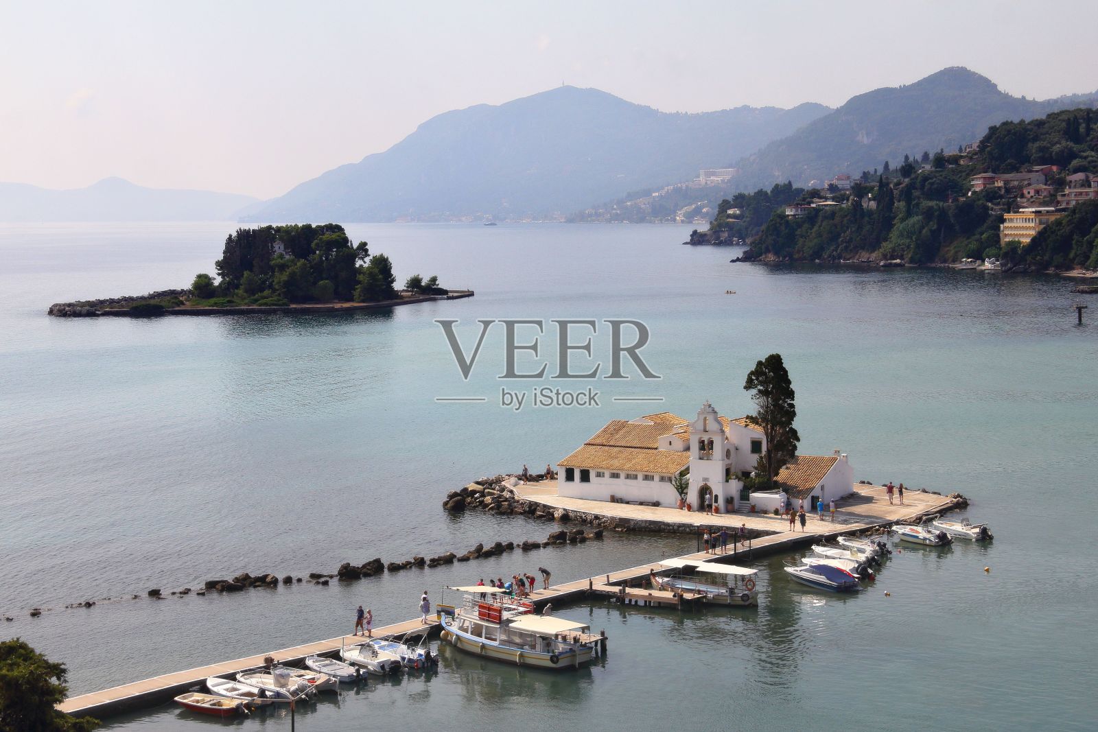 阳光明媚的一天，俯瞰希腊科孚岛上的修道院照片摄影图片