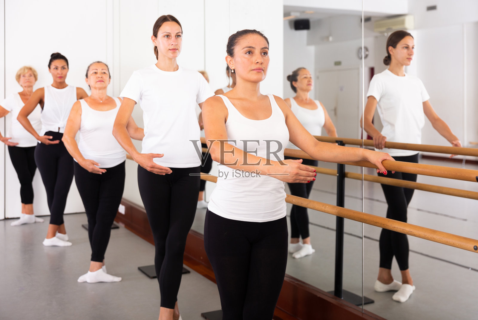 拉丁裔女子在工作室排练芭蕾舞照片摄影图片