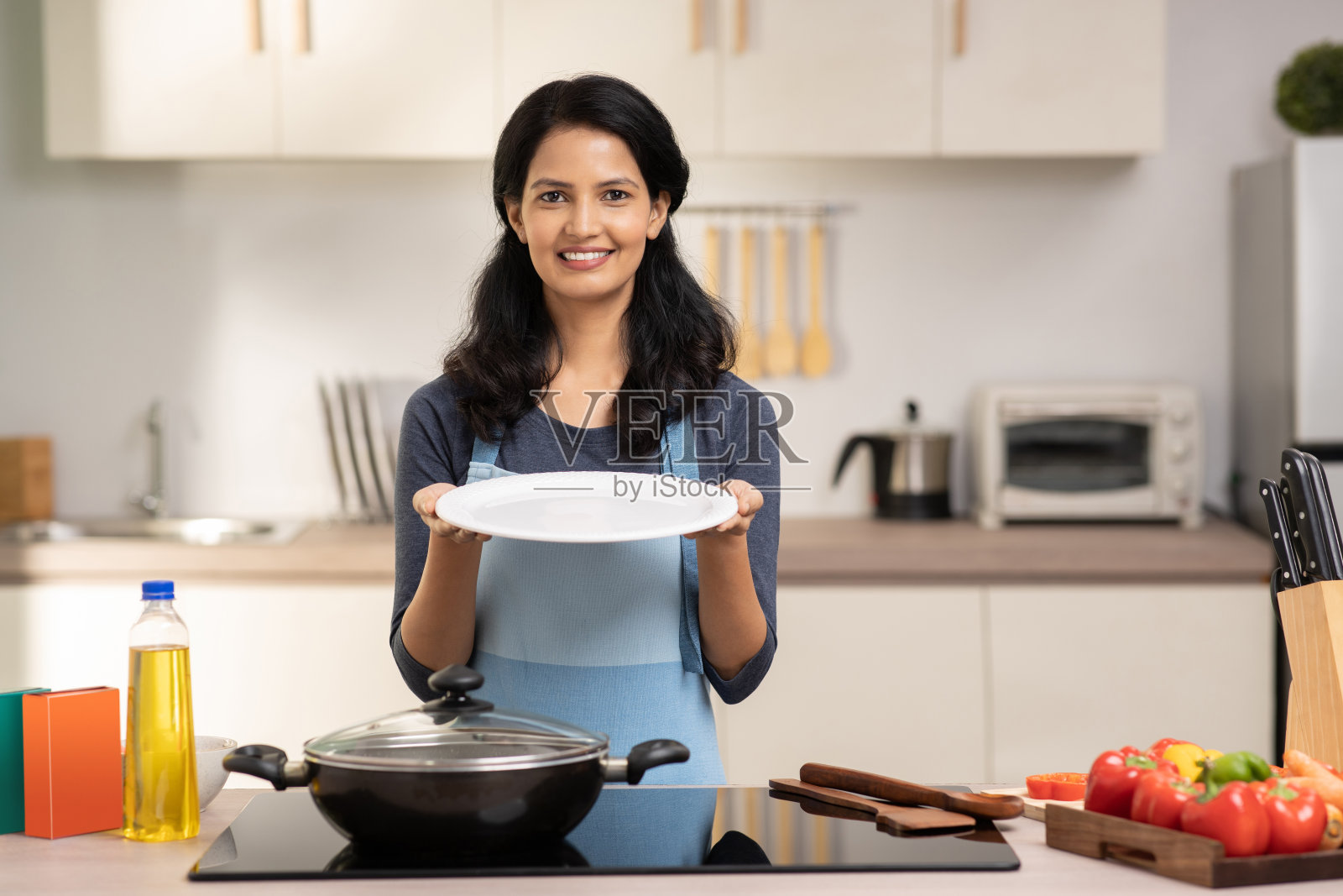 厨房里的女人的照片照片摄影图片