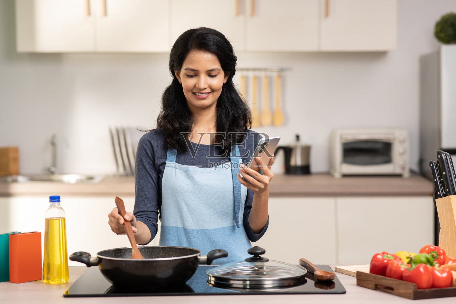 厨房里的女人的照片照片摄影图片