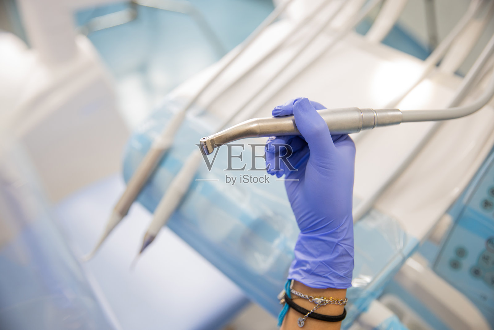 手拿牙科钻的特写镜头。照片摄影图片