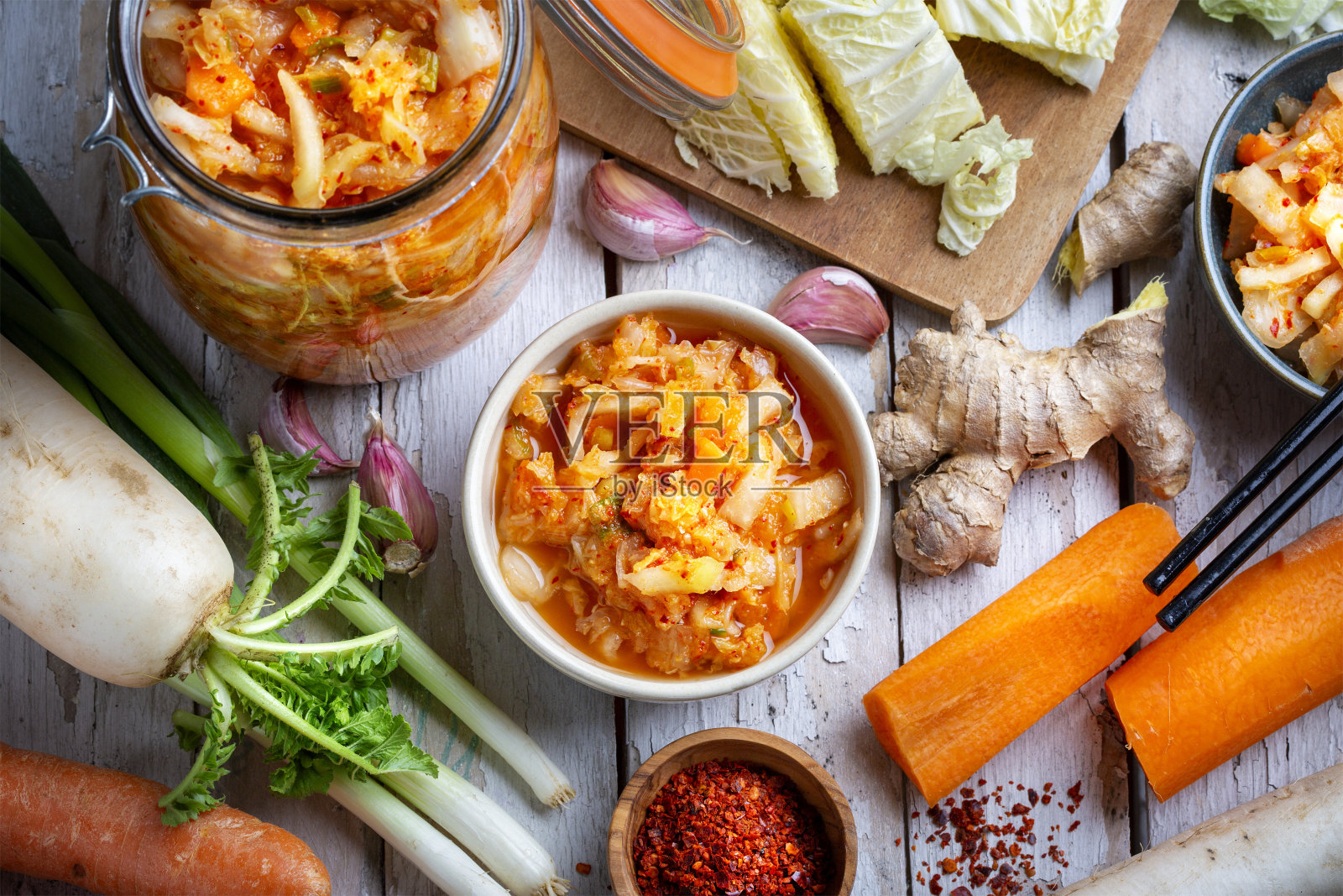 自制泡菜和玻璃罐照片摄影图片