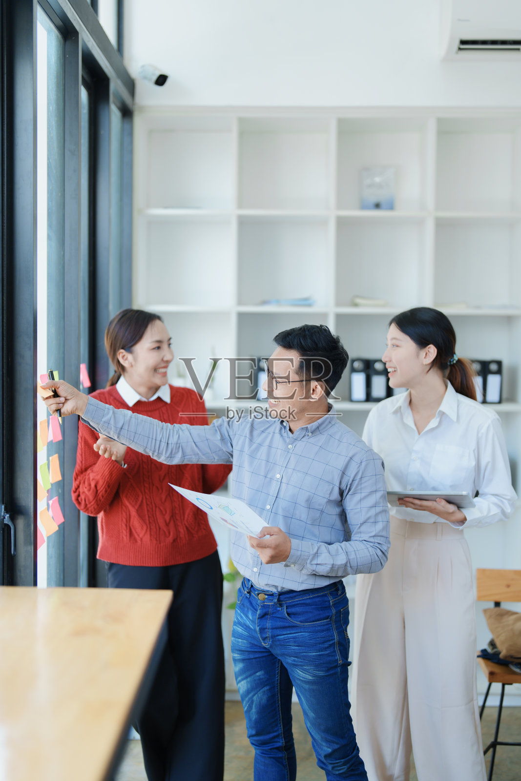 亚洲企业家和商界人士会聚在会议室进行业务规划、财务预算和投资风险评估，分析客户群体，以增加公司增长照片摄影图片