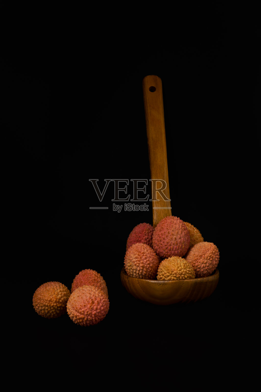 用木勺盛新鲜荔枝照片摄影图片