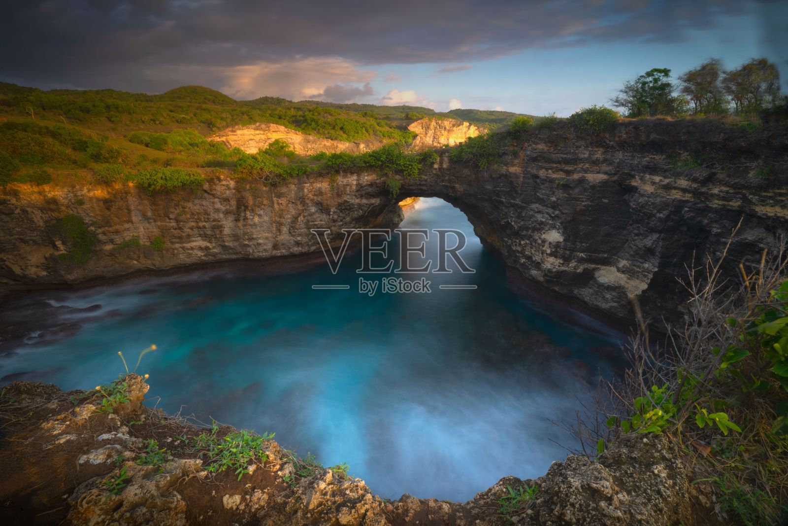巴厘岛努萨佩尼达岛破碎海滩的鸟瞰图照片摄影图片
