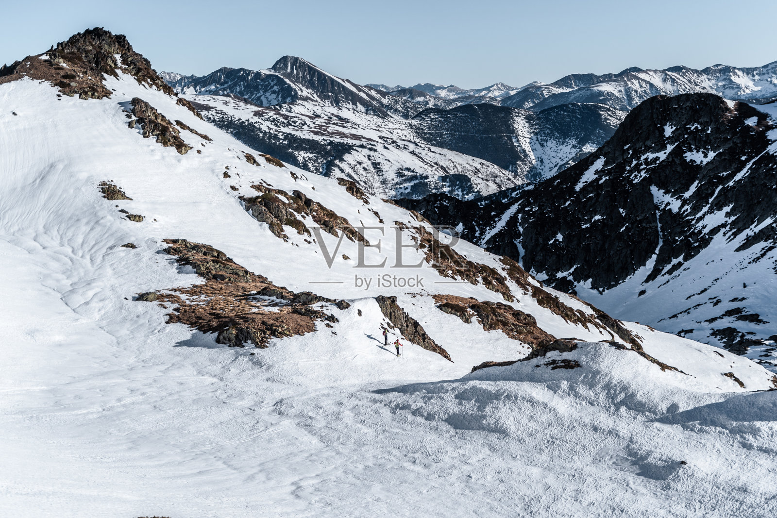 白雪皑皑的比利牛斯山映衬着冬日的蓝天照片摄影图片