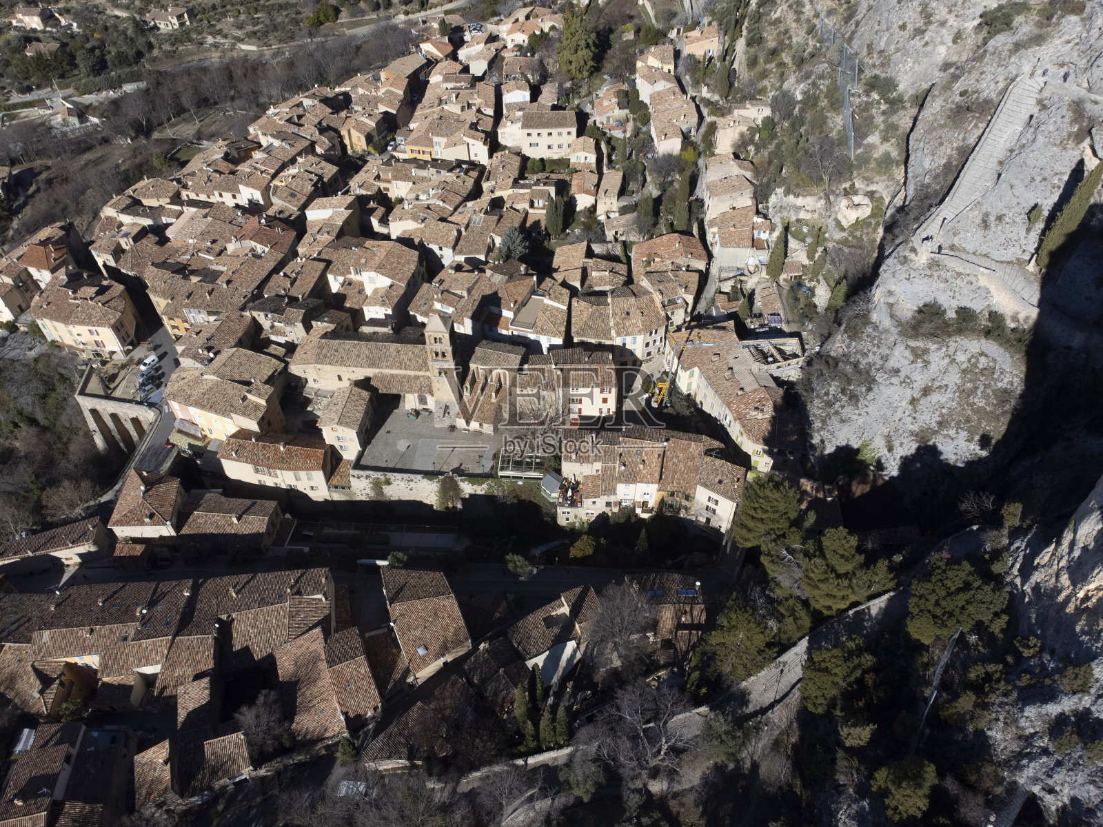 Moustiers-Sainte-Marie是无人机拍摄的照片摄影图片