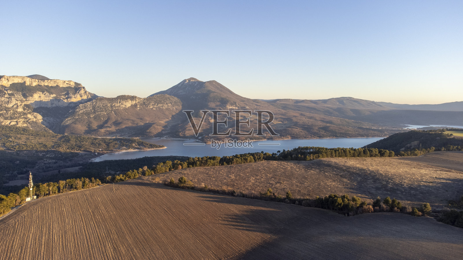 圣克罗伊湖是无人机从瓦朗索莱高原拍摄的照片摄影图片