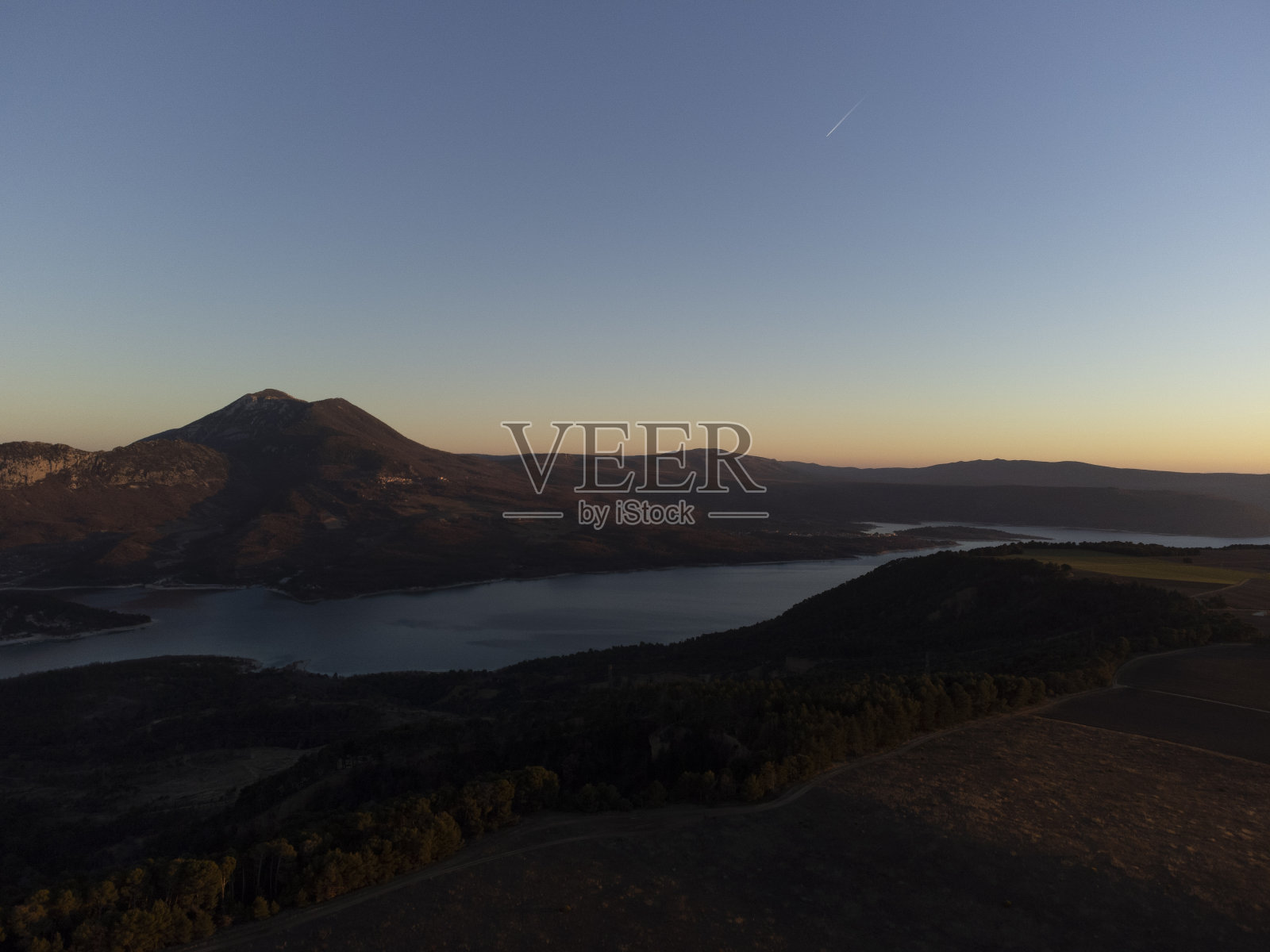 圣克罗伊湖是无人机从瓦朗索莱高原拍摄的照片摄影图片