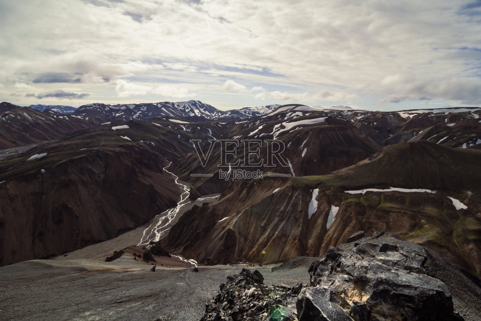 山谷中老山之间的河流景观照片照片摄影图片