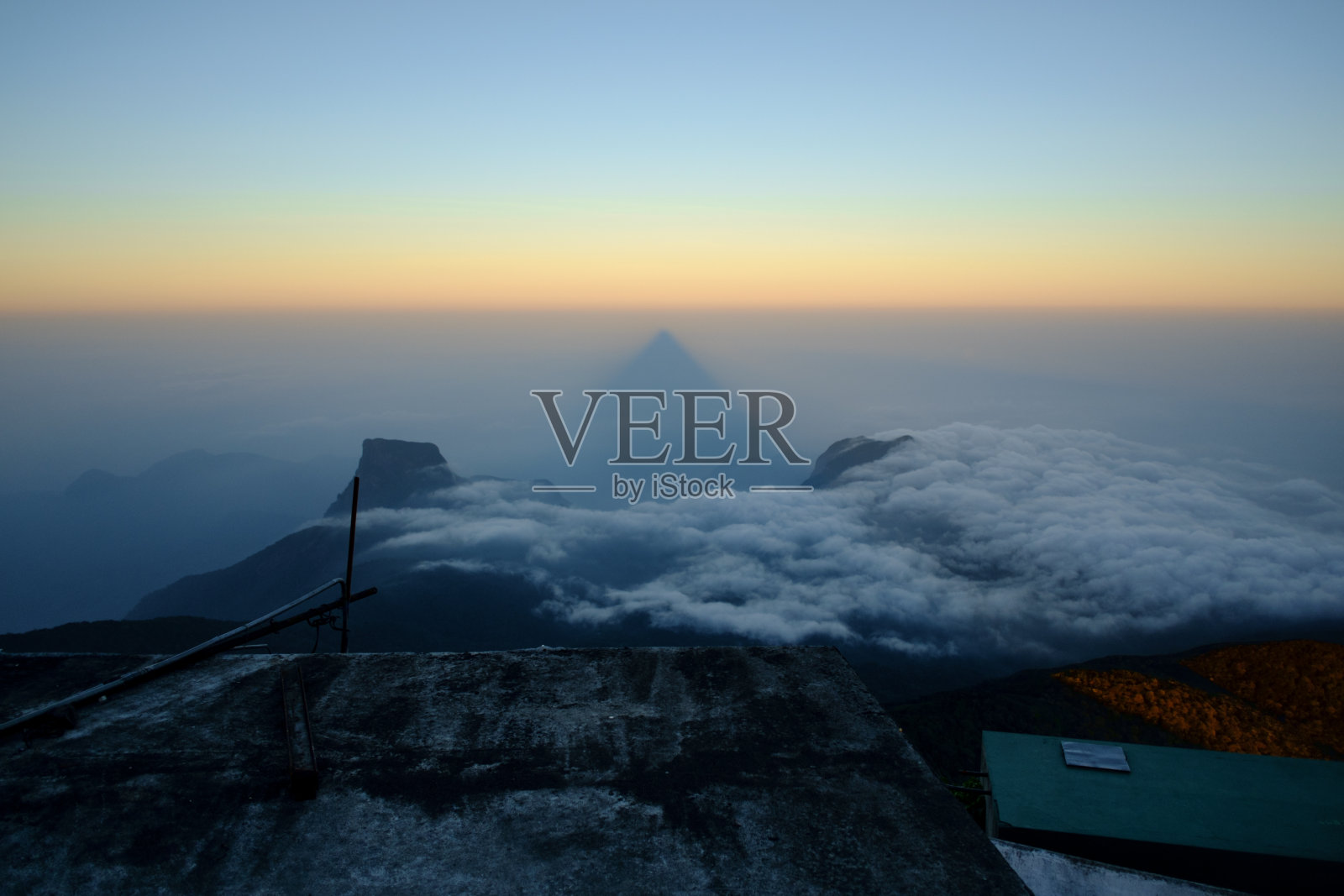 群山的阴影笼罩着云层。照片摄影图片