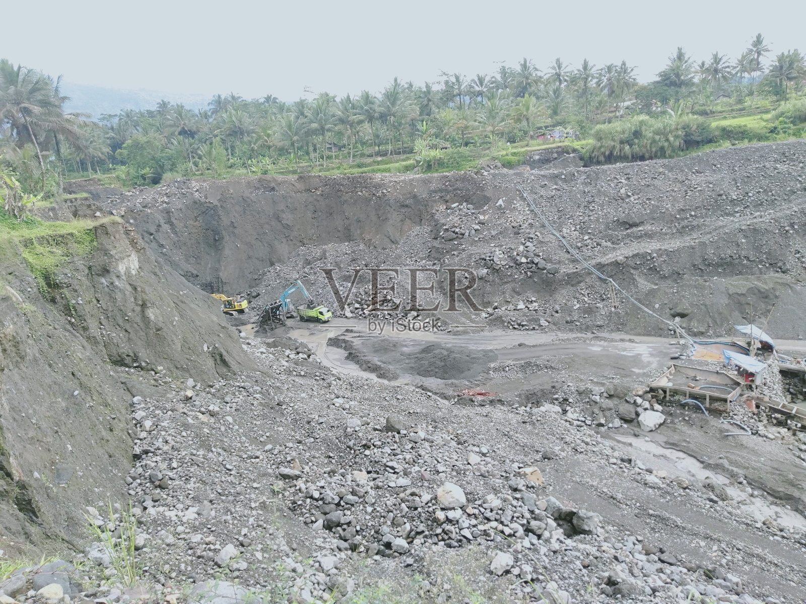 大自然加龙岗山采砂工人照片摄影图片