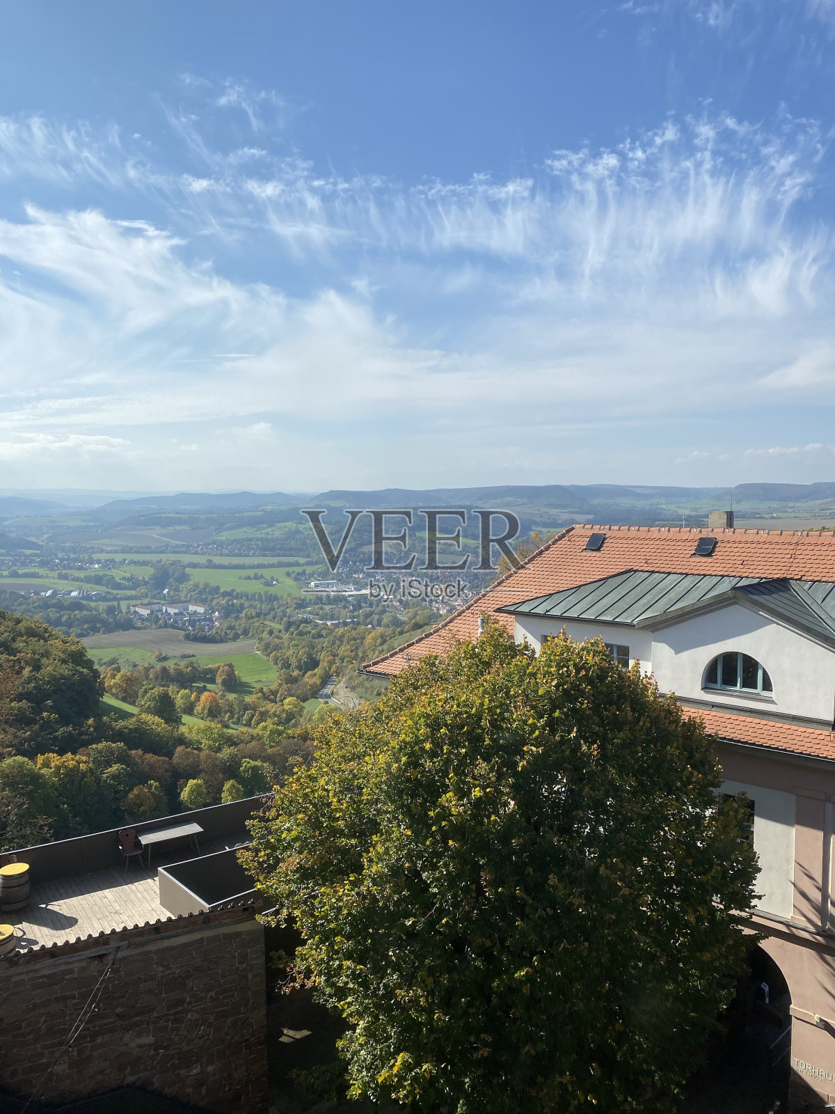 从耶拿附近的洛伊希滕堡的塔楼窗户看出去照片摄影图片