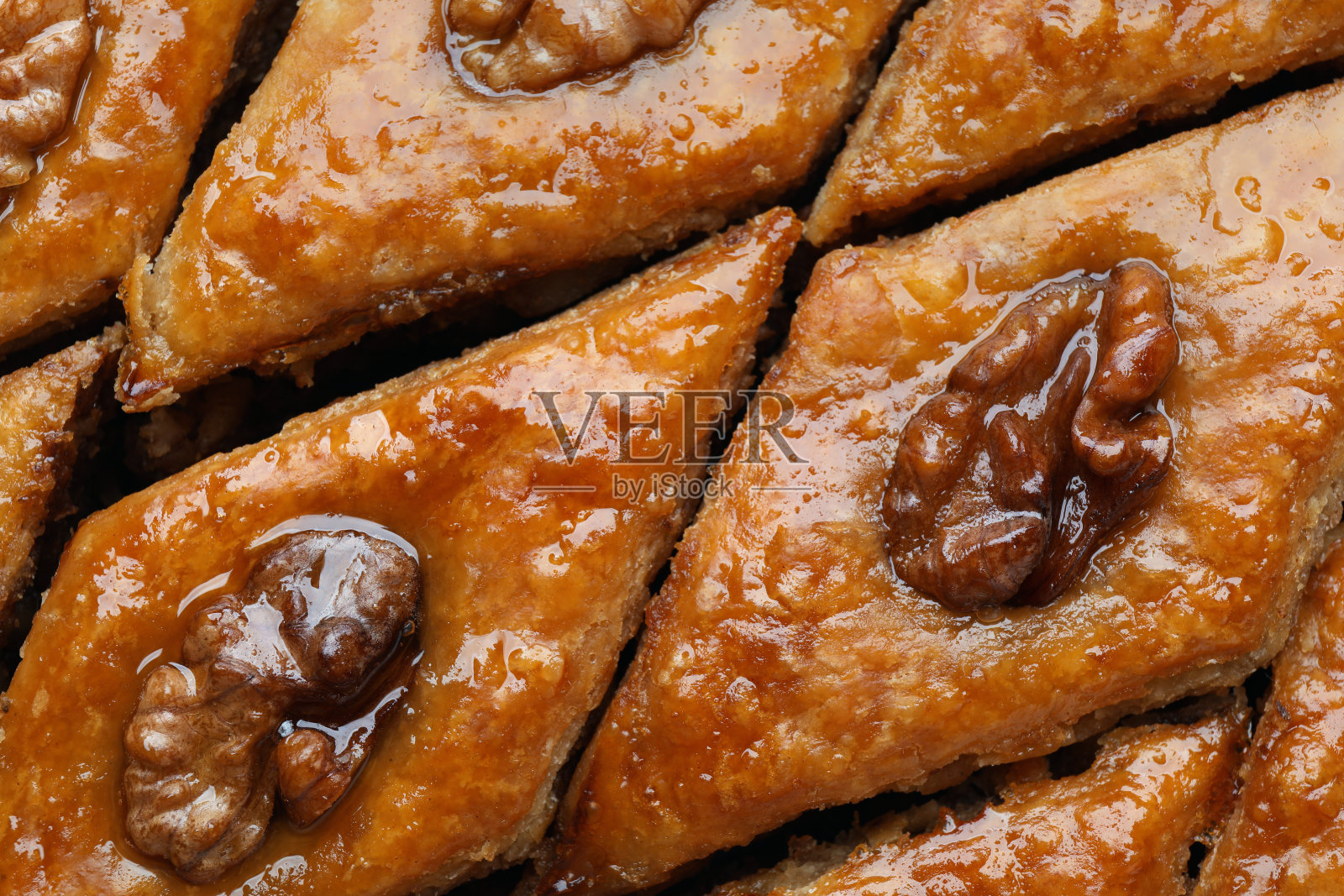 美味的蜂蜜果仁蜜饼与核桃为背景，俯视图照片摄影图片