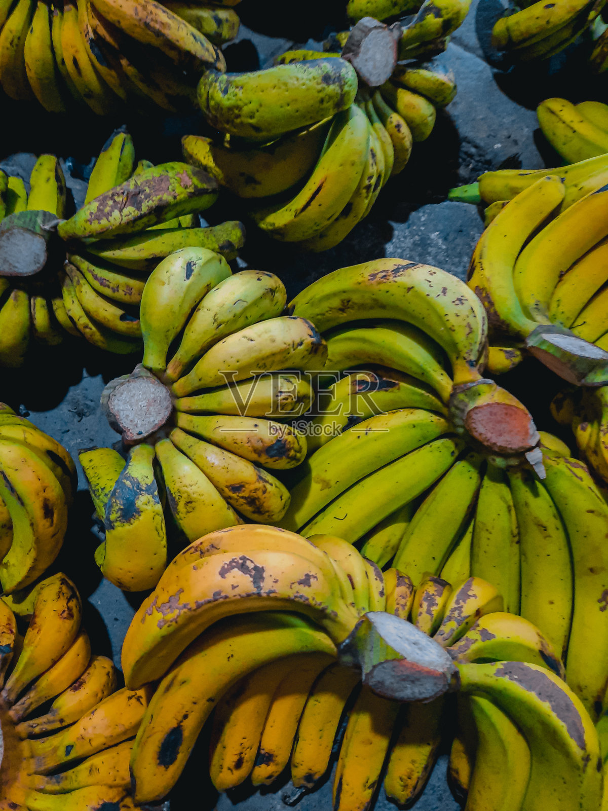 在印度尼西亚的路边市场卖香蕉照片摄影图片