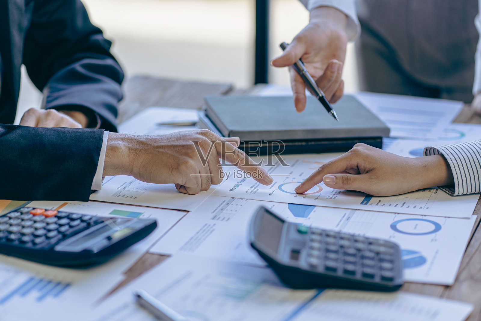 团队商务咨询，商务讨论，计划投资分析，在会议室平板营销，讨论战略总结，谈判，分析，讨论。照片摄影图片