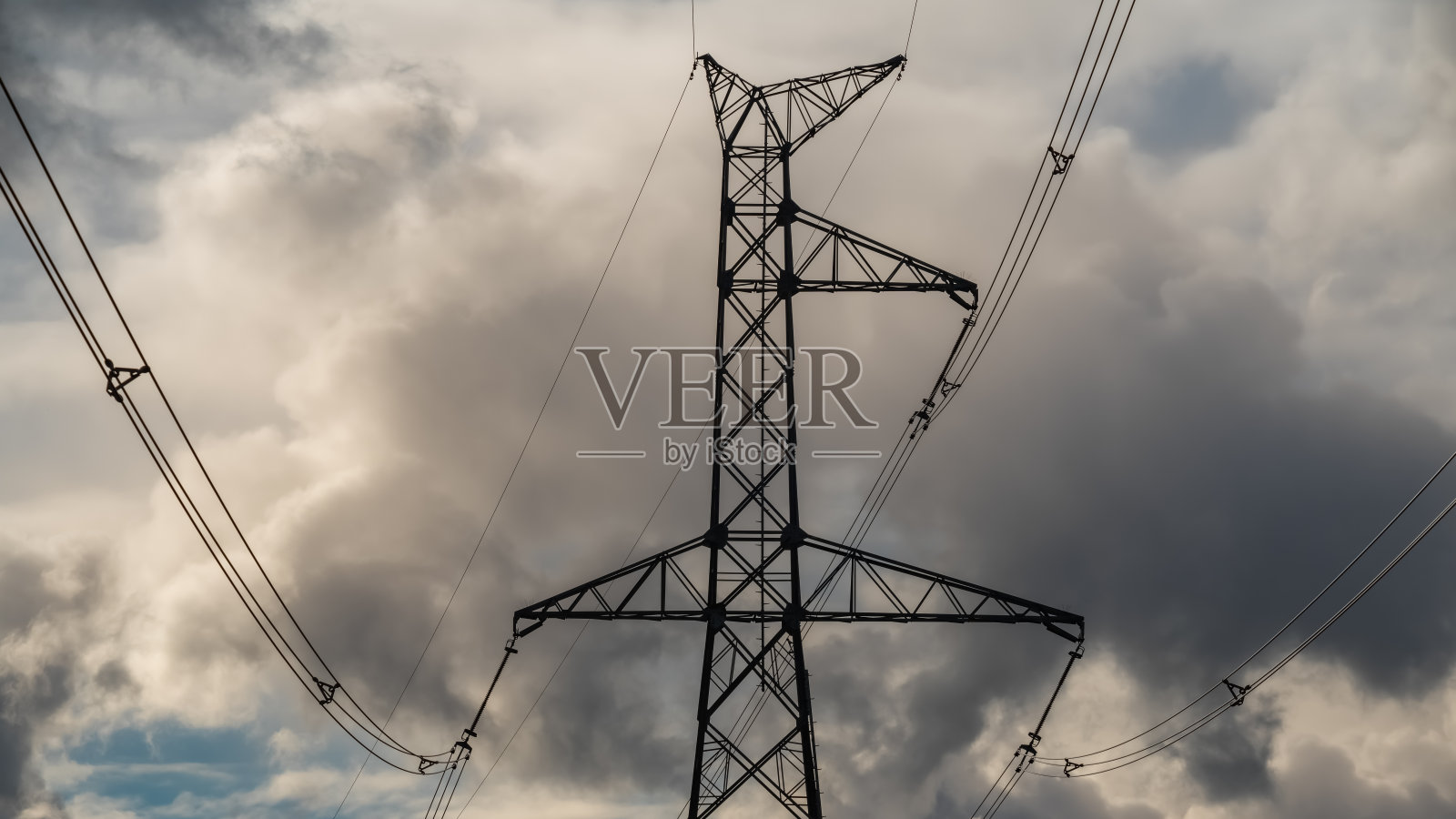 高压电力线高耸入云。输电塔照片摄影图片