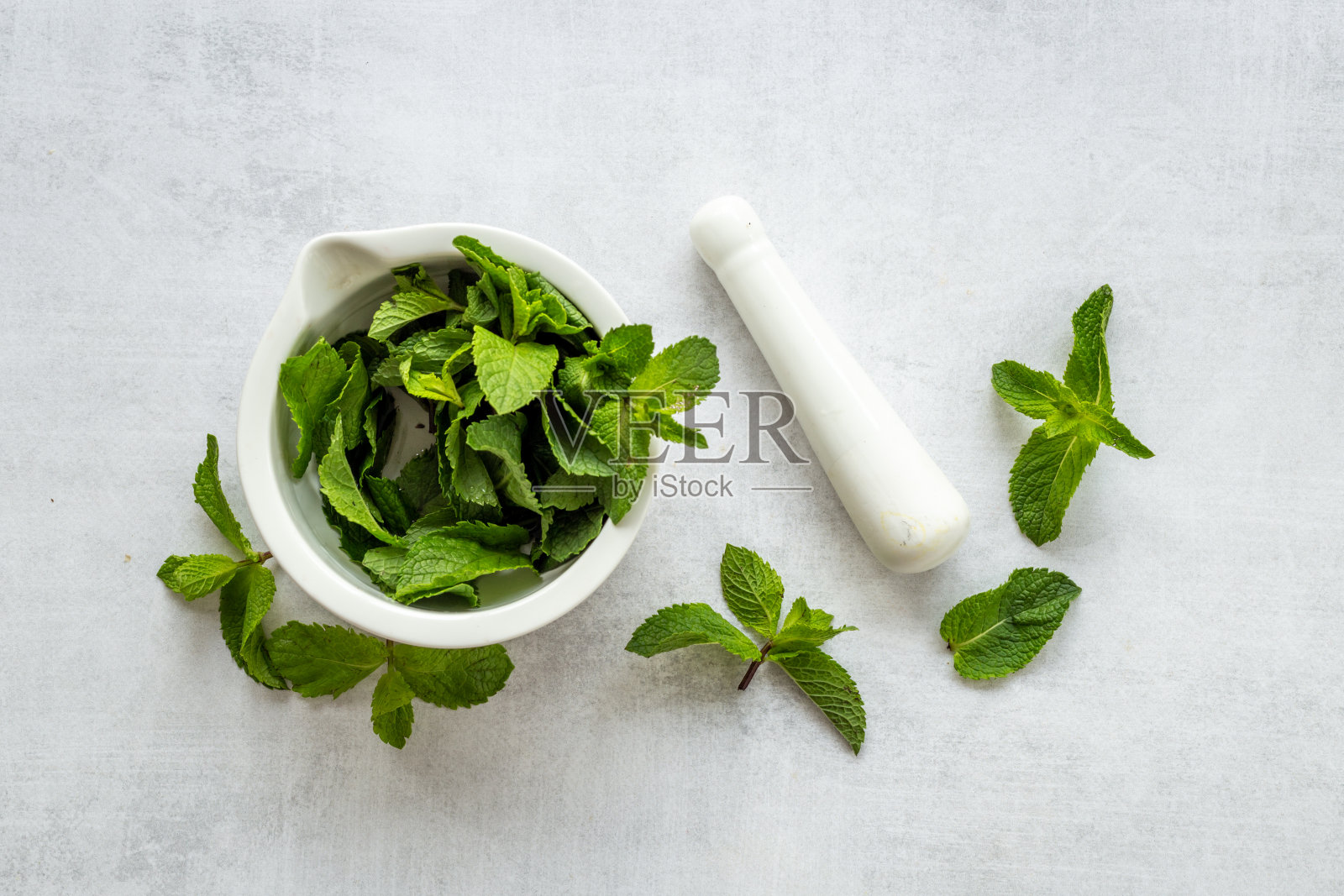 治疗草本植物-绿色的薄荷叶在药膏中照片摄影图片